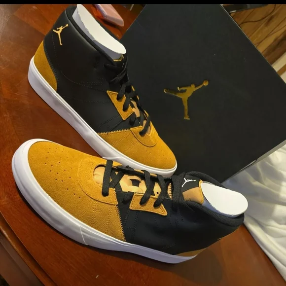 Jordan Men's Black and Tan Sneakers‎